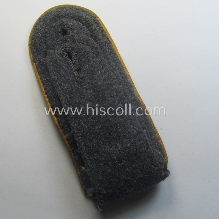 Single, WH (Luftwaffe) NCO-type shoulderstrap as piped in the golden-yellow- (ie. 'goldgelbener'-) coloured branchcolour as was intended for an: 'Oberfeldwebel der Flieger o. Fallschirm-Trpn.'