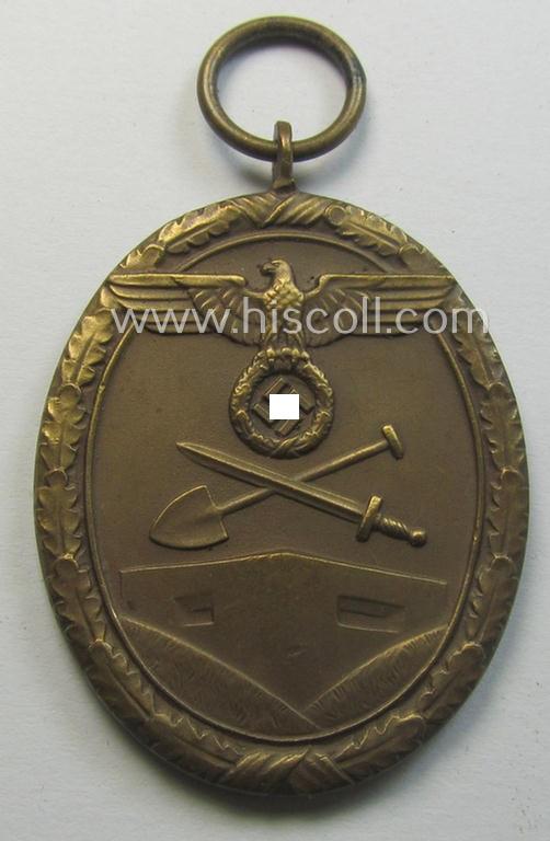 Medal-set: 'Deutsches Schutzwall Ehrenzeichen' (aka: 'Westwall'-medal) being a non-maker-marked- and/or: 'Buntmetall'-based specimen that came together with its period- (and neatly folded ie. non-confectioned) ribbon (ie. 'Bandabschnitt')