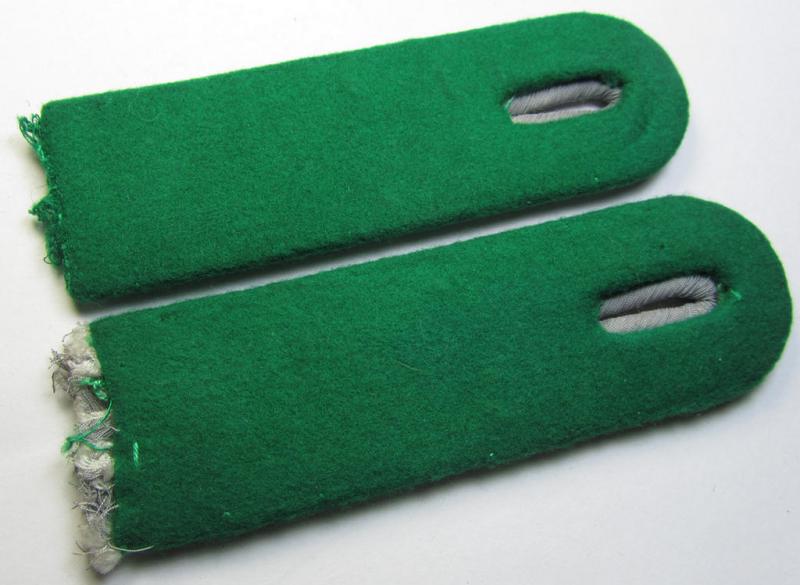 Attractive - and fully matching! - pair of WH (Heeres) officers'-type shoulderboards as piped in the darker-green- (ie. 'grüner'-) coloured branchcolour as was intended for a: 'Leutnant eines Jäger- o. Gebirgsjäger-Regiments'
