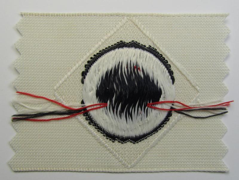 Attractive - and truly scarcely found! - WH (Kriegsmarine) cap-cocarde as executed in 'BeVo'-weave pattern on a white-coloured background as was exclusively produced for usage on the white-coloured naval side-caps (ie. 'Schiffchenmützen')