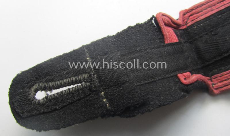 Single, WH (Heeres) later-war period- (ie. 'simplified'- ie. 'M44'-pattern-) NCO-type shoulderstrap (as was specifically intended to be used on the black-coloured, 'wrap-around'-styled Panzer-tunics: 'Uffz. der Panzer-Trpn.'