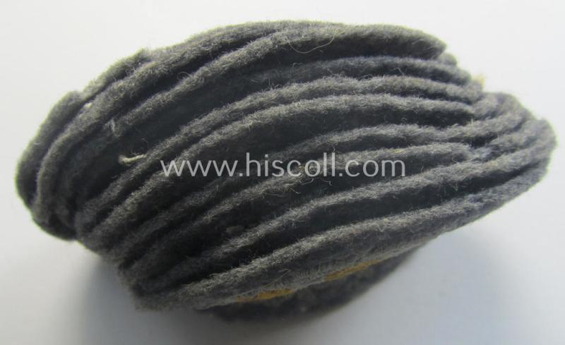 WH (Luftwaffe) 'Fallschirmschützen-Abzeichen in Stoff' (or: cloth-based paratroopers'-jump-badge) being nicely machine-embroidered specimen that come in a never used- ie. 'virtually mint-/unissued', condition