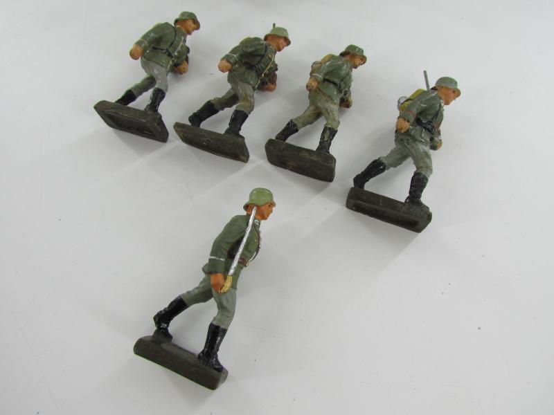 Grouping of 13 x WW2 Era German Toy Soldiers
