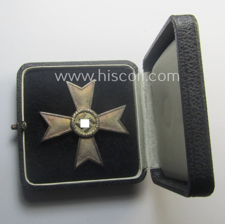 Attractive, medal-set: 'Kriegsverdienstkreuz 1. Klasse ohne Schwertern', being a non-maker-marked specimen that came stored in its original etui and dito orange-toned 'Überkarton'