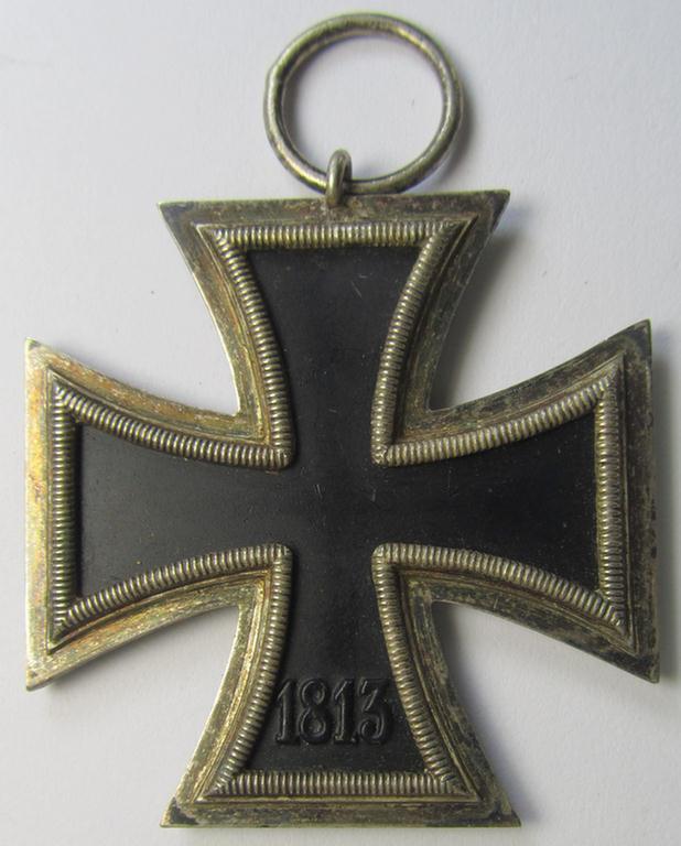 Attractive, 'Eisernes Kreuz II. Klasse' being a non-maker-marked example that comes together with its original- and never-mounted ribbon (ie. 'Bandabschnitt') as was (I deem) produced by the maker (ie. 'Hersteller'): 'Grossmann & Co.'