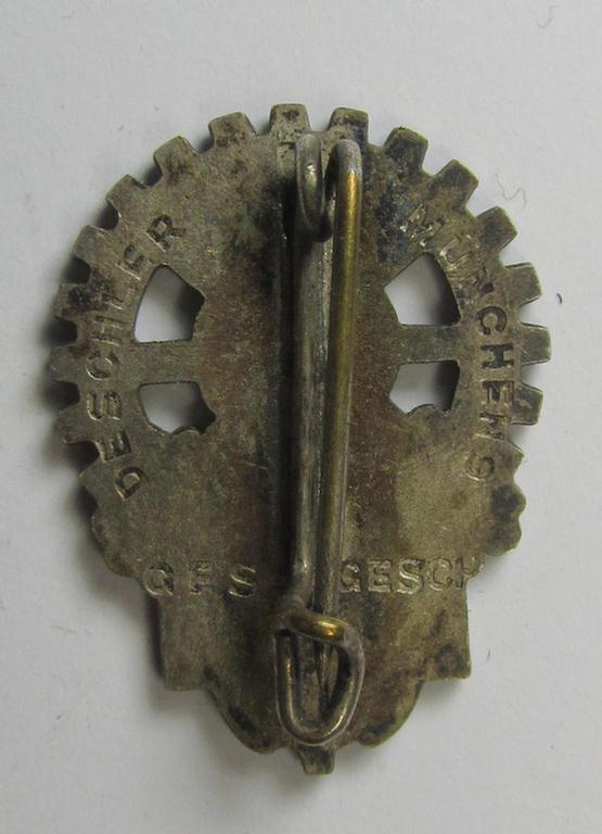 Attractive membership lapel-pin (or: 'Mitgliedsabzeichen') aka: 'Mitgliedsabzeichen des Gesamtverbands deutscher Arbeitsopfer (GDAO)' being a nicely maker- (ie. 'Deschler u. Söhne'-) marked, example