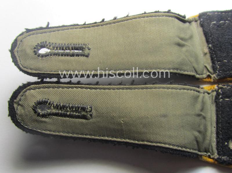 Pair of WH (Heeres) NCO-type shoulderstraps (as was specifically intended to be used on the black-coloured, 'wrap-around'-styled Panzer-tunics) as intended for an: 'Uffz. einer Kav.- o. Aufkl.-Schützen-Rgts.'