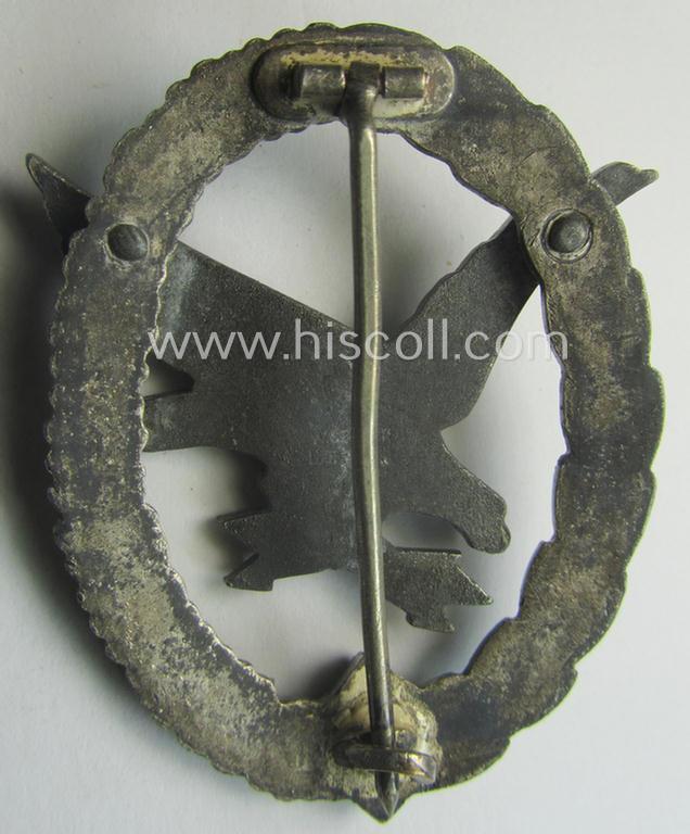 WH (LW) 'Fliegerschützen-Abzeichen mit Blitzbündel' being a maker- (ie. 'Wilh. Deumer'-) marked- and/or: typical zinc- (ie. 'Feinzink'-) based example as was produced by the: 'Wilh. Deumer'-company that comes stored in its period etui