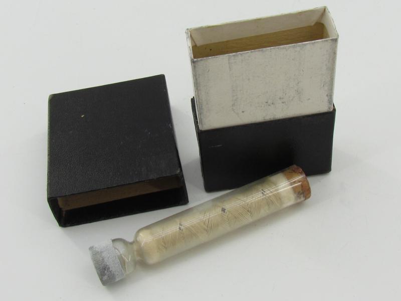 Wehrmacht Medical thread to stitch a wound