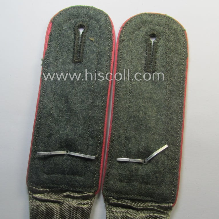 Stunning pair of WH (Heeres) NCO-type (ie. 'M40- o. M41'-pattern-): 'summer-type'-shoulderstraps (being of the model as was specifically intended for usage onto the 'Windjacke') as was intended for a: 'Feldwebel eines Pz- o. Panzerjäger-Rgts.'