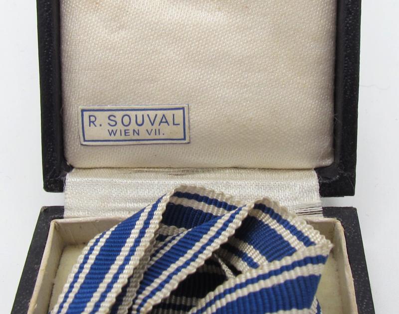 Mother’s cross in gold with box ( R. Souval )