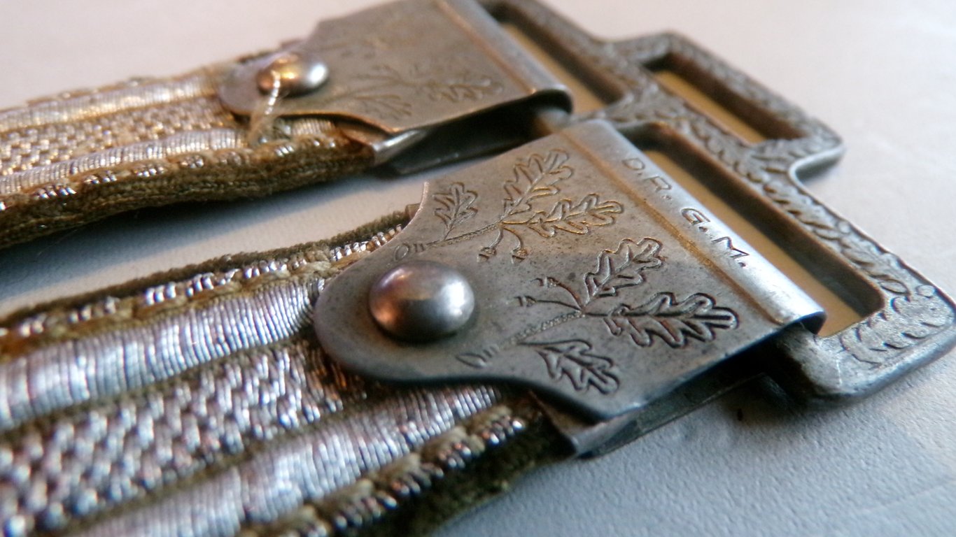 De Luxe Army dagger hangers