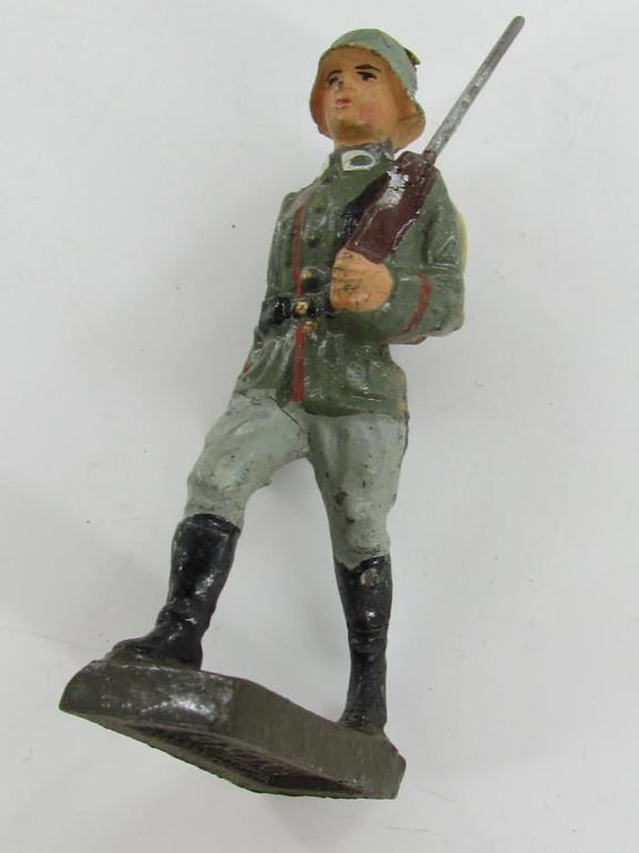 Grouping of 13 x WW2 Era German Toy Soldiers