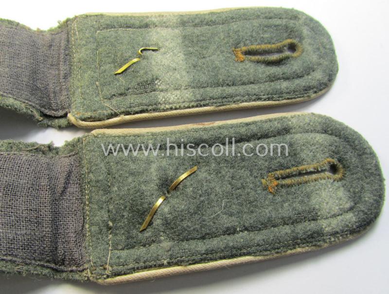 Attractive - and fully matching! - pair of WH (Heeres), early- (ie. mid-) war-period- (ie. 'M41/M43'-) -pattern, NCO-type shoulderstraps as piped in the white-coloured branchcolour as was intended for a: 'Feldwebel eines Infanterie-Regiments'