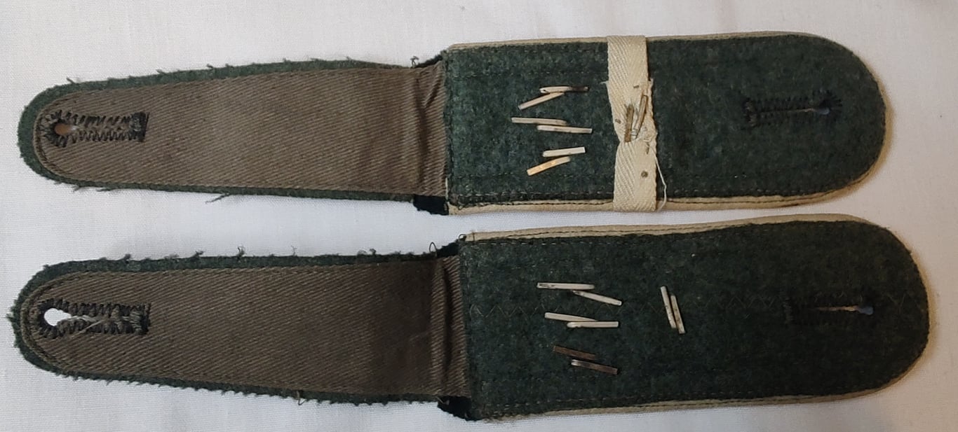 Pair of M36/M40 NCO-Unteroffizier Maschinengewehr-Abtgs. 200 shoulder straps