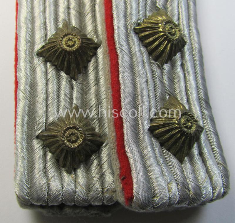 Attractive pair of WH (Heeres) officers'-type shoulderboards as (dual)piped in the bright-red- (ie. 'hochroter'-) coloured branchcolour as was specifically intended for usage by a: 'Hauptmann der Res. eines (Sturm)Art.-Rgts. o. Abts.'