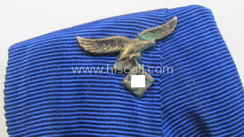 Bright silver-toned WH (Luftwaffe) so-called: 'Einzelspange' showing a: 'WH-Dienstauszeichnung 4. Stufe' (as was intended for 4 years of loyal-service) and that shows a detailed, Luftwaffe-type-eagle-device, period-attached