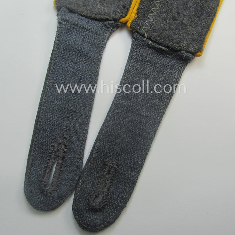 Pair of WH (Luftwaffe) shoulderstraps as was executed in typical 'HBT'-type cloth and piped in the bright-yellow-coloured branchcolour as was intended for a: 'Soldat der Flieger- o. Fallschirmjäger-Trpn.'