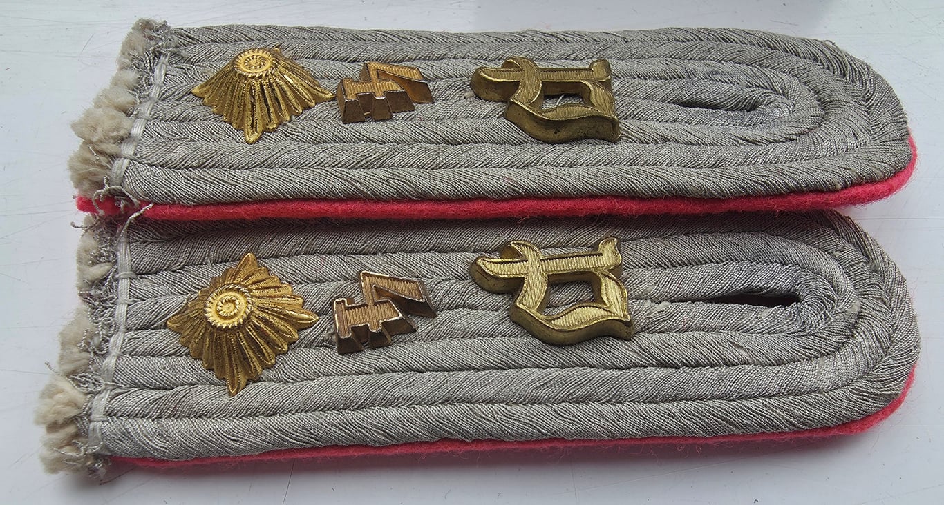 Pair of officers shoulderboards 'Hauptmann der Panzerjäger-Abts. 4'