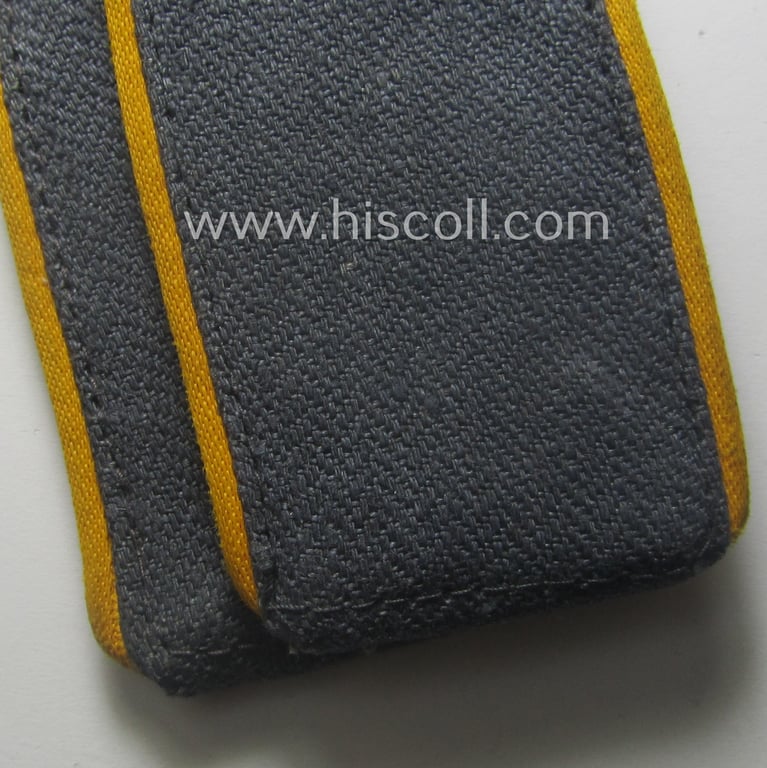 Pair of WH (Luftwaffe) shoulderstraps as was executed in typical 'HBT'-type cloth and piped in the bright-yellow-coloured branchcolour as was intended for a: 'Soldat der Flieger- o. Fallschirmjäger-Trpn.'