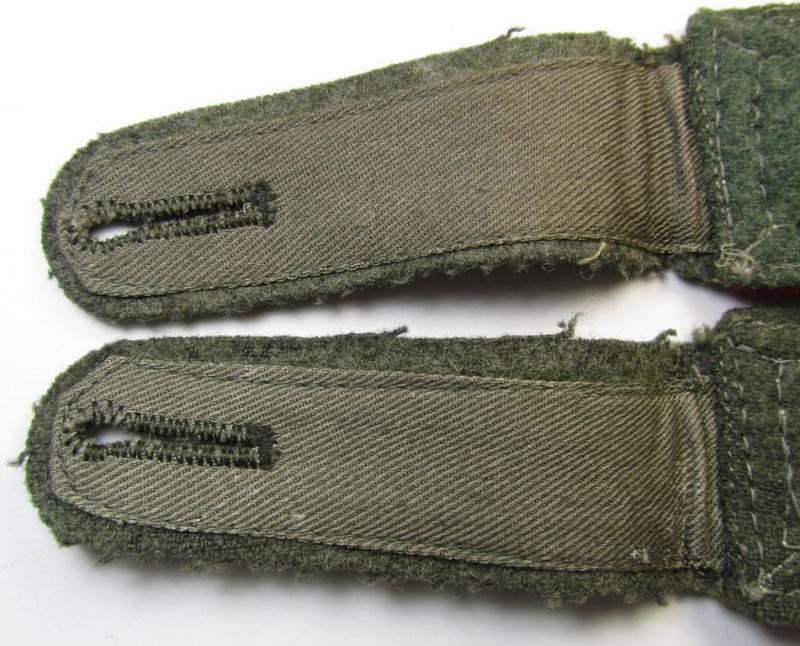 Superb - and/or fully matching! - pair of mid-war-period, so-called: 'M43'-pattern WH (Heeres) NCO-type shoulderstraps as piped in the 'karmesinroter'-coloured branchcolour as was intended for a: 'Feldwebel u. Mitglied der Veterinär-Truppen'