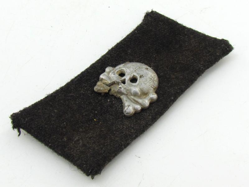 1x Wehrmacht Panzer Collartab with Skull ( Relic )