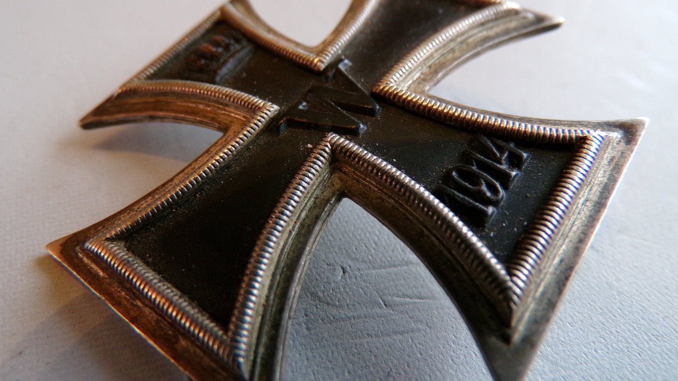 Imperial WWI Iron Cross Curved Clamshell