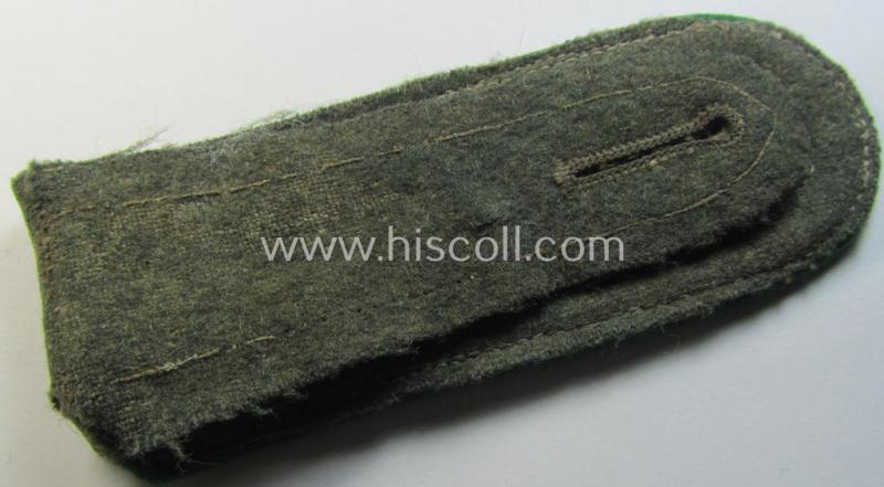 Single - but nevertheless scarcely seen! - WH (Heeres) NCO-type shoulderstrap as was piped in the darker-green branchcolour as was intended for an: 'Unteroffizier' who served within a: 'Jäger- o. Gebirgsjäger-Regiments'