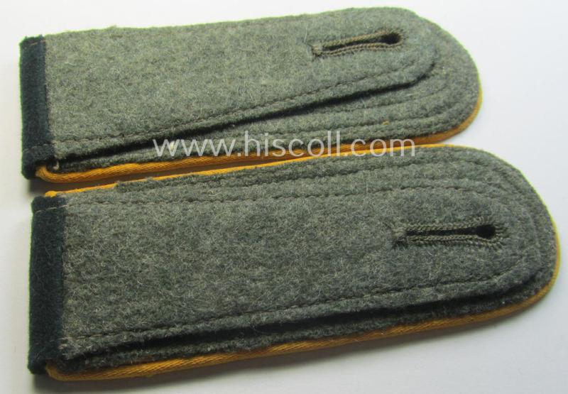 Pair of WH (Heeres) NCO-type shoulderstraps: 'Unteroffizier einer Kavallerie- o. Aufklärungs-Abtlgs.'