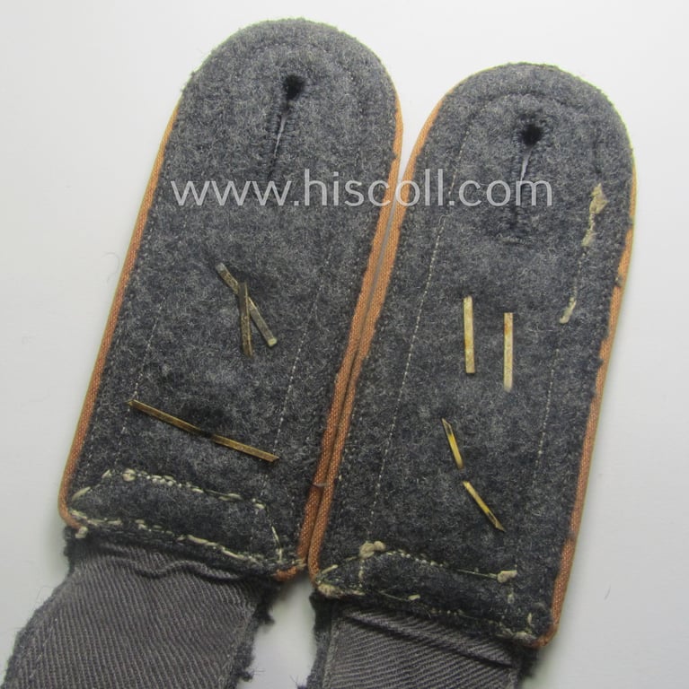 Fully matching - and neatly 'cyphered'! - pair of WH (Luftwaffe) NCO-type shoulderstraps as piped in the light-brown-coloured branchcolour as intended for a: 'Feldwebel der Nachrichten-Trpn. u. Mitglied einer Nachrichtenschule'