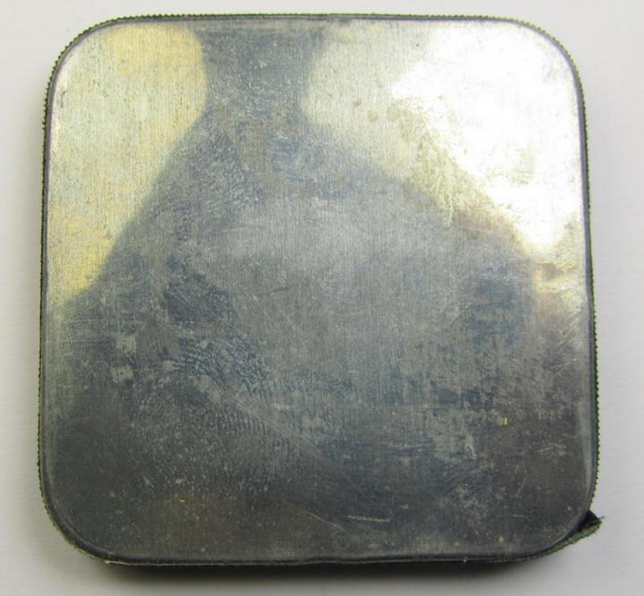 Unusal WH-equipment-item: a metal-based, square-sized box holding a pair of replacement gasmask-lenses for tropical-usage (ie. 'Klarscheibenbüchse - Tp') being a mint- ie. unissued example that bears a 3-digit maker-code ('hrr') and/or date: '19...