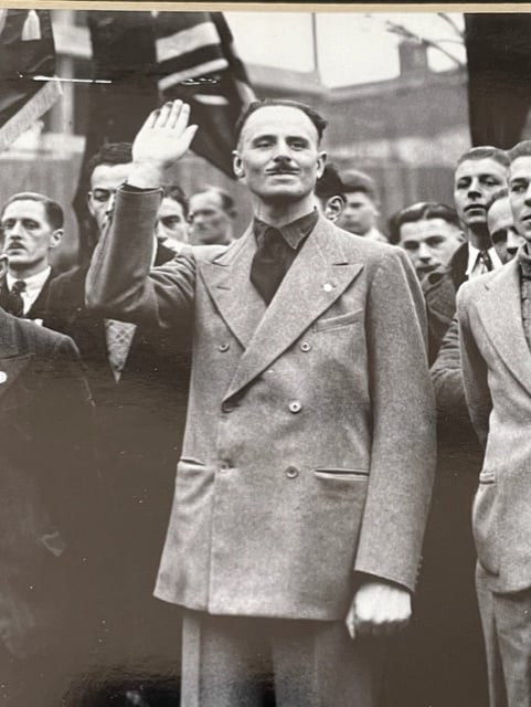 ORIGINAL BRITISH UNION OF FASCISTS (BUF) SIR OSWALD MOSLEY HAND WRITTEN AND HAND SIGNED NOTE DATED 1970.