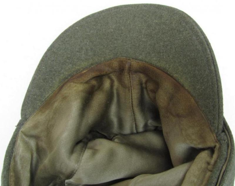 Stunning, later-war- (ie. 1943-) pattern, field-grey-coloured WH (Heeres) 'M43'-field-cap (ie. 'Einheitsfeldmütze') being a non-maker-marked example that shows a (period-attached!) trapezoid-shaped eagle-device