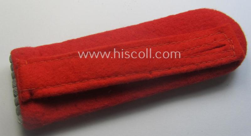 Single, WH (Heeres) neatly 'cyphered', officers'-type shoulderboard as was piped in the bright-red branchcolour as was intended for a: 'Leutnant des Artillerie-Lehr-Abts. 3'