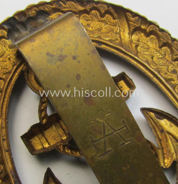 Attractive, WH (Kriegsmarine) bright-golden-toned, so-called: 'Wachoffizier-Dienstabzeichen für Offiziere der KM' (aka: 'Tagesdienstabzeichen') being a neatly maker- (ie. 'A'- or 'Assmann u. Söhne'-) marked example