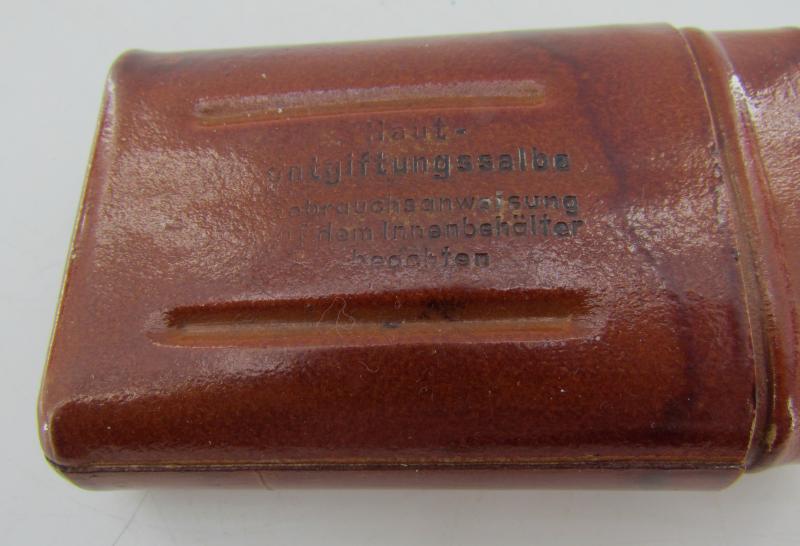 Wehrmacht anti-gas skin detoxification ointment (Hautentgiftungssalble) flask in container