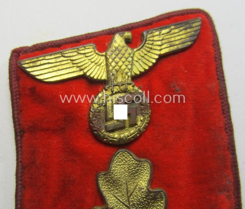 Attractive - albeit single! - N.S.D.A.P.-type collar-patch (ie. 'Kragenspiegel für pol. Leiter') being a piece as intended for usage by an: 'N.S.D.A.P.-Ober-Abschnittsleiter' at 'Gau'-level and that comes in a moderately used ie. worn, conditio...