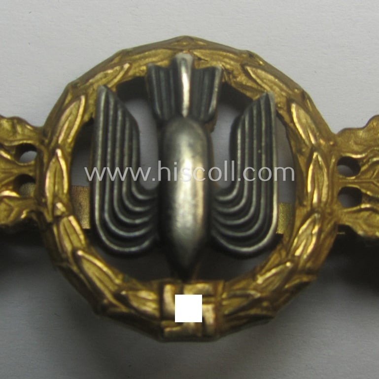 Tombak- (ie. 'Buntmetall'-) based- and/or (typical) non-maker-marked example of a WH (Luftwaffe) 'Frontflugspange für Kampfflieger in Gold' as presumably produced by the: 'C.E. Juncker'-company