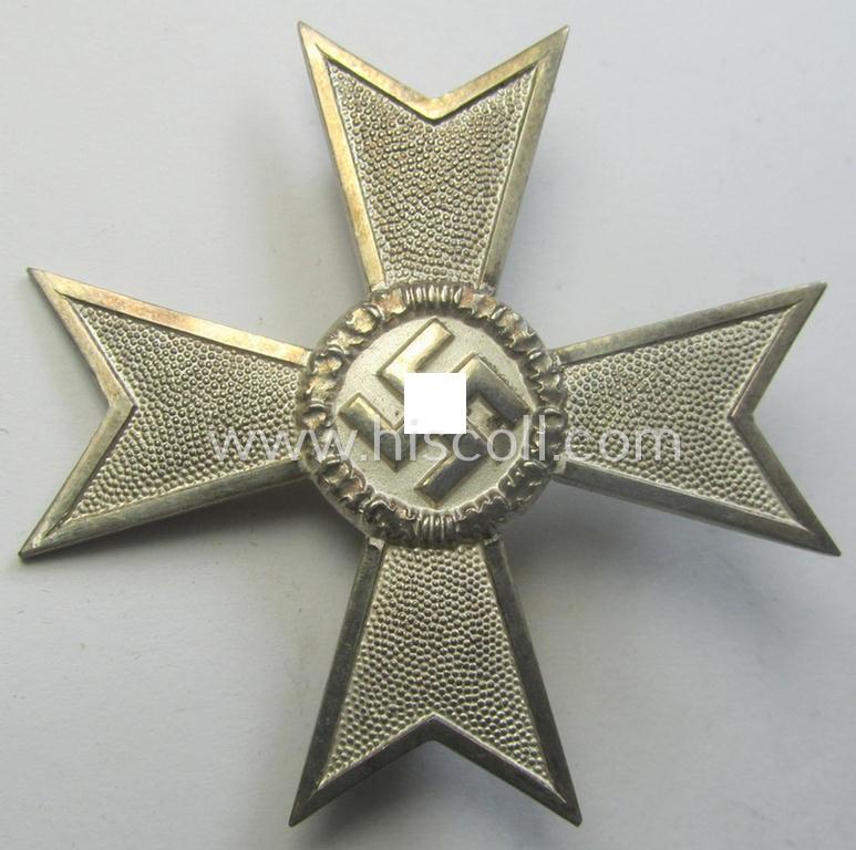 'Kriegsverdienstkreuz 1. Kl. ohne Schwn.' being a clearly maker- (ie. '4'-) marked and/or: 'Buntmetall'-based specimen by: 'Steinhauer & Lück' that comes in its (simplified) etui as issued