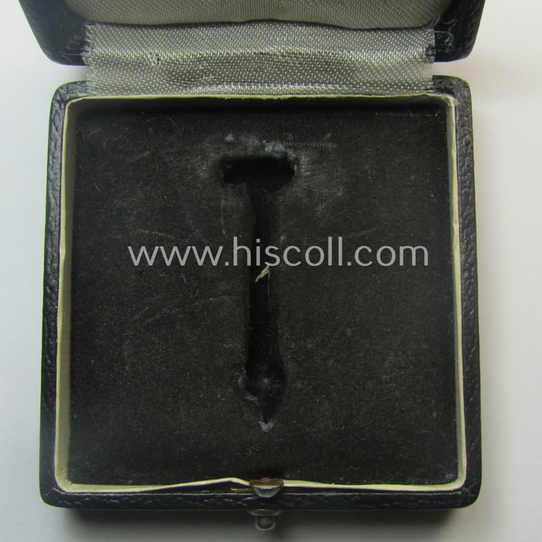 Attractive - albeit empty! - luxuriously-styled etui as was specifically intended to store an: 'Eisernes Kreuz 1. Klasse' (or: Iron Cross 1st class) that comes in an overall nicely preserved condition
