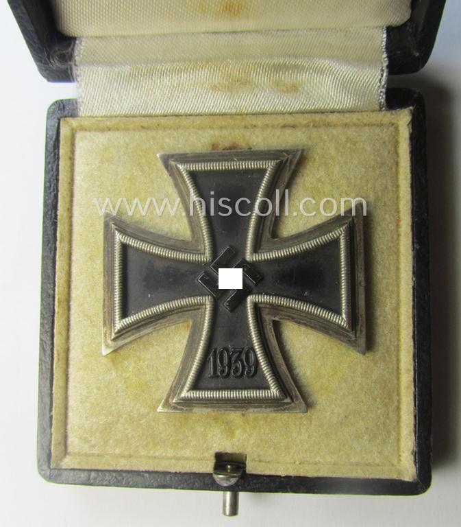 'Eisernes Kreuz 1. Klasse' (or: Iron Cross 1st class) being a (typical) non-marker-marked example by the maker: 'B.H. Mayer's Kunstprägeanstalt' and that comes in its original etui as issued- and /or moderately used