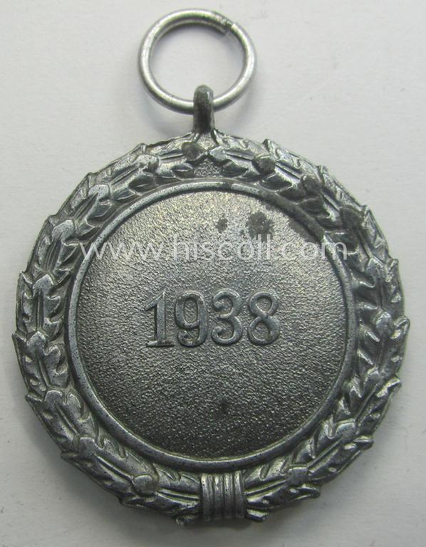 'Luftschutz-Ehrenzeichen 2. Stufe' being a maker- (ie. '10'-) marked example, as executed in zinc-based metal (ie. 'Feinzink') and that comes stored in its (scarcely seen!) 'Zellstoff'-based pouch by the maker: 'Katz u. Deyhle'