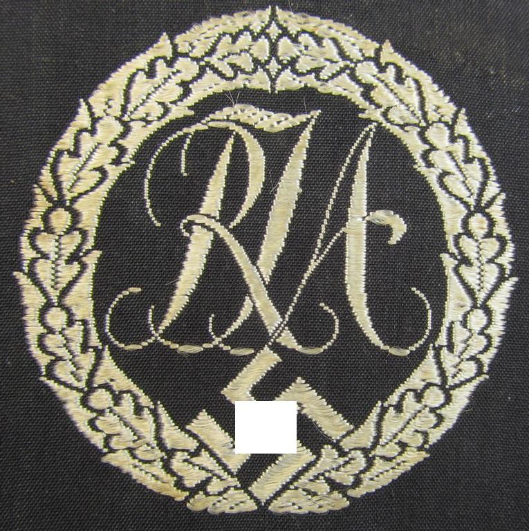Cloth-based-version of a: 'Reichsjugend-Sportabzeichen RJA in Silber' being an example that is neatly woven in the so-called: 'BeVo'-weave-pattern and that comes in a never used- ie. 'virtually mint- ie. unissued', condition