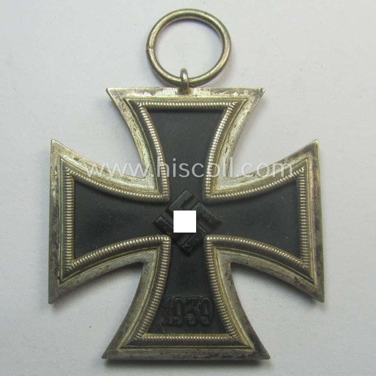 'EK II. Klasse' being a maker- (ie. '13'-) marked example that comes together with its original- and never-mounted ribbon (ie. 'Bandabschnitt') as was produced by the maker (ie. 'Hersteller'): 'Gustav Brehmer'