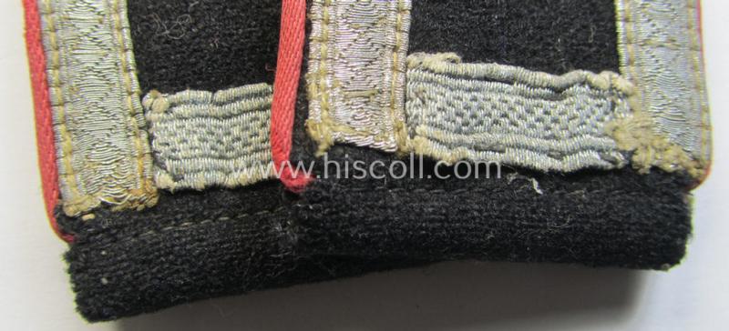 Superb - and fully matching! - pair of WH (Heeres) 'Panzer' NCO-type shoulderstraps (as was specifically used on the black-coloured 'wrap-around'-tunics) as was intended for usage by a: 'Feldwebel eines Panzer-Regiments o. Abts.'