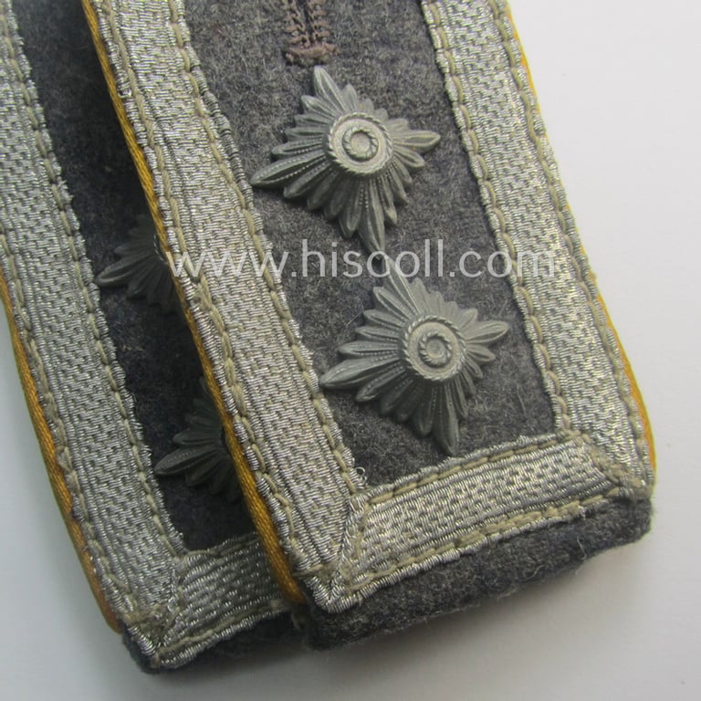 Pair of WH (Luftwaffe) NCO-type shoulderstraps: 'Oberfeldwebel der Flieger o. Fallschirmjäger-Trpn.'