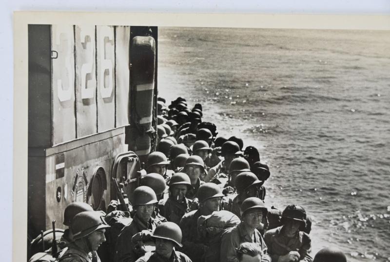US WW2 Press Photo of American Troops at D-Day