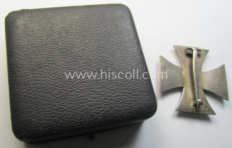 Attractive, 'Eisernes Kreuz 1. Kl.' (or: Iron Cross 1st class) being a (typical) maker- (ie. 'L/59'- and: 'o'-) marked example as was produced by the maker (ie. 'Hersteller'): 'A. Rettenmaier' and that comes in its original 'LDO-etui as is...