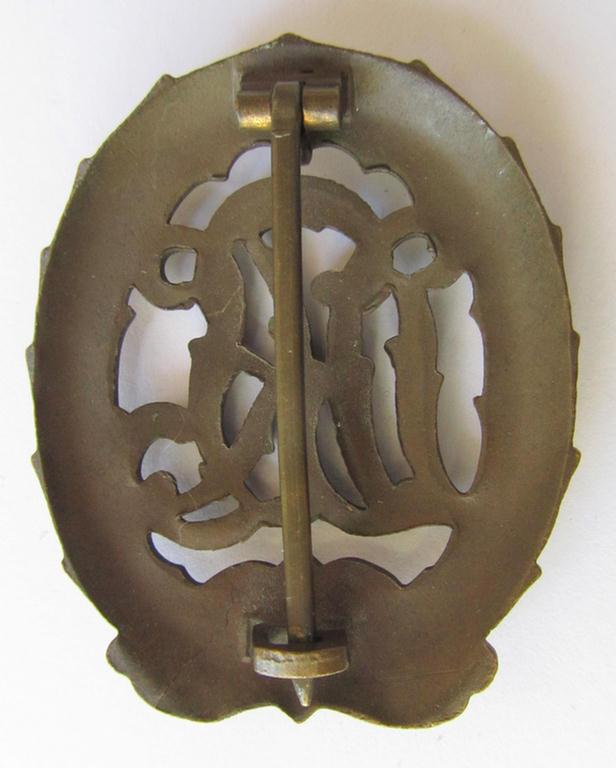 'Variant-pattern', 'Reichssportabzeichen DRL in Bronze' (or: DRL sports'-badge in bronze) being an unusually non-marked example that is void of any text on its back