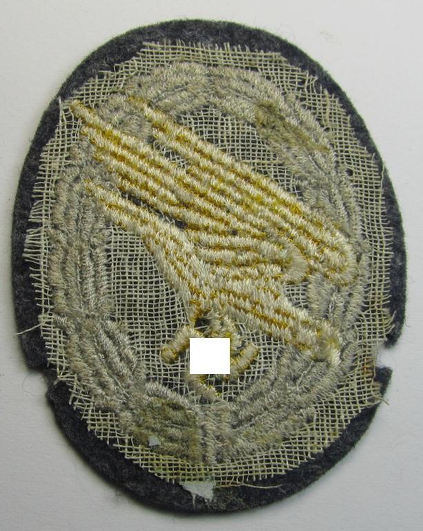 Attractive, WH (Luftwaffe) 'Fallschirmschützen-Abzeichen in Stoff' (or: cloth-based paratroopers'-jump-badge) being a nicely machine-embroidered specimen that comes in a probably issued albeit (I deem) never used- ie. 'virtually mint', condition